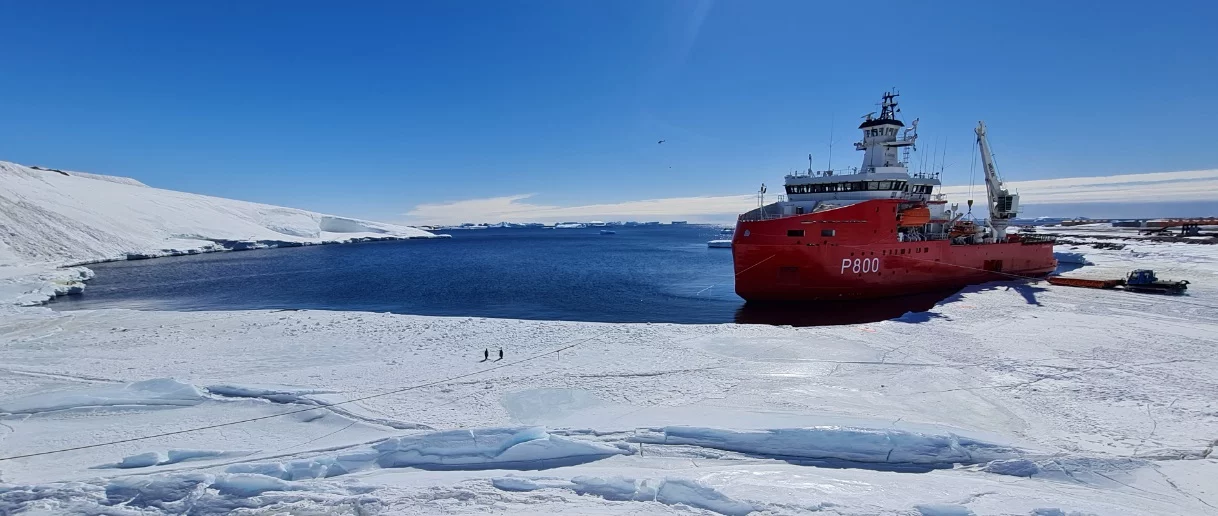 Le patrouilleur polaire L’Astrolabe accosté à la banquise