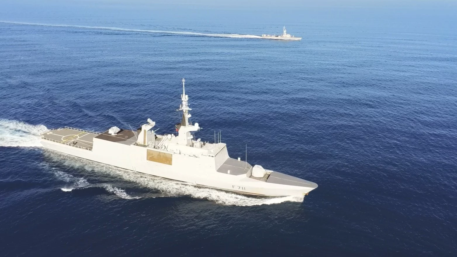 La frégate Surcouf et un bâtiment israélien