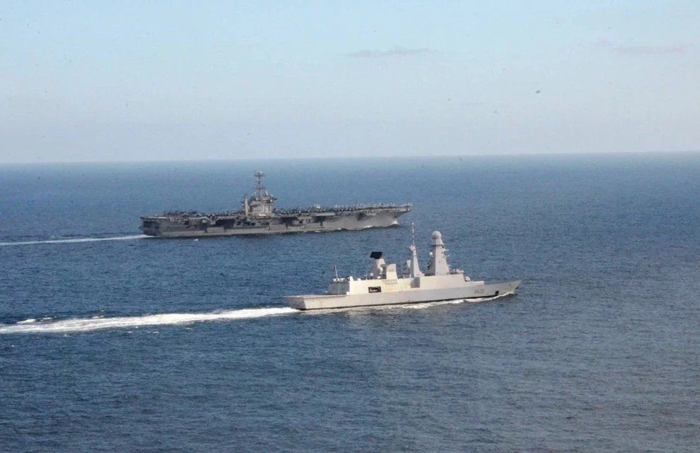 La frégate Forbin et le porte-avions USS Harry S. Truman