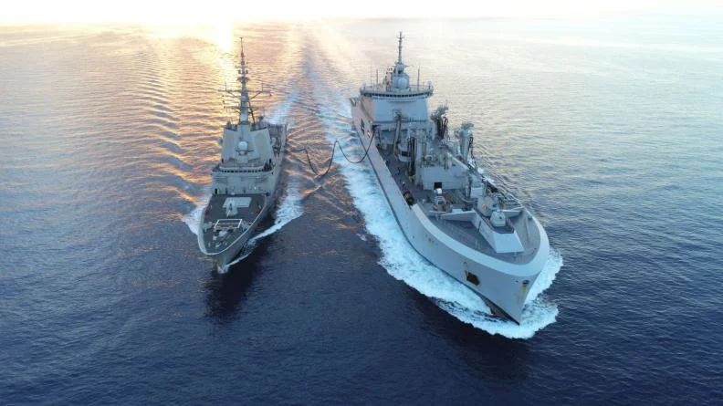 Le bâtiment ravitailleur de forces Jacques Chevallier ravitaille la frégate espagnole Mendez Nuñez