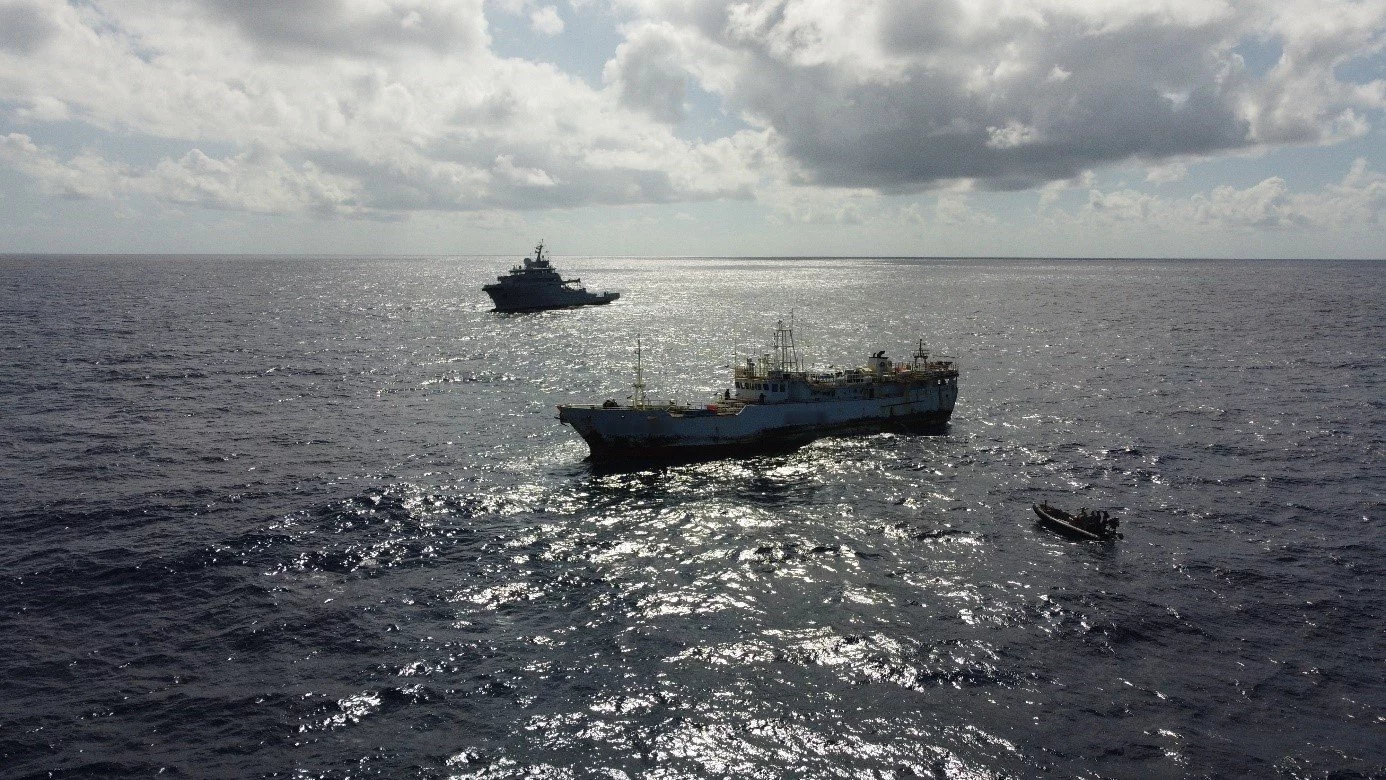 Le bâtiment de soutien Bougainville contrôle un palangrier