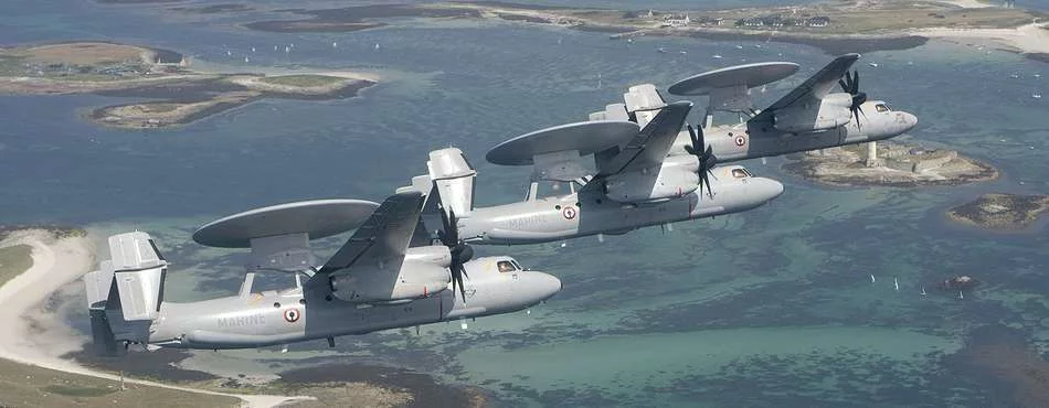 3 Hawkeye volent en formation