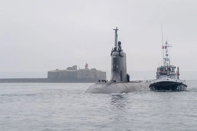 Le Suffren quitte la grande rade de Cherbourg