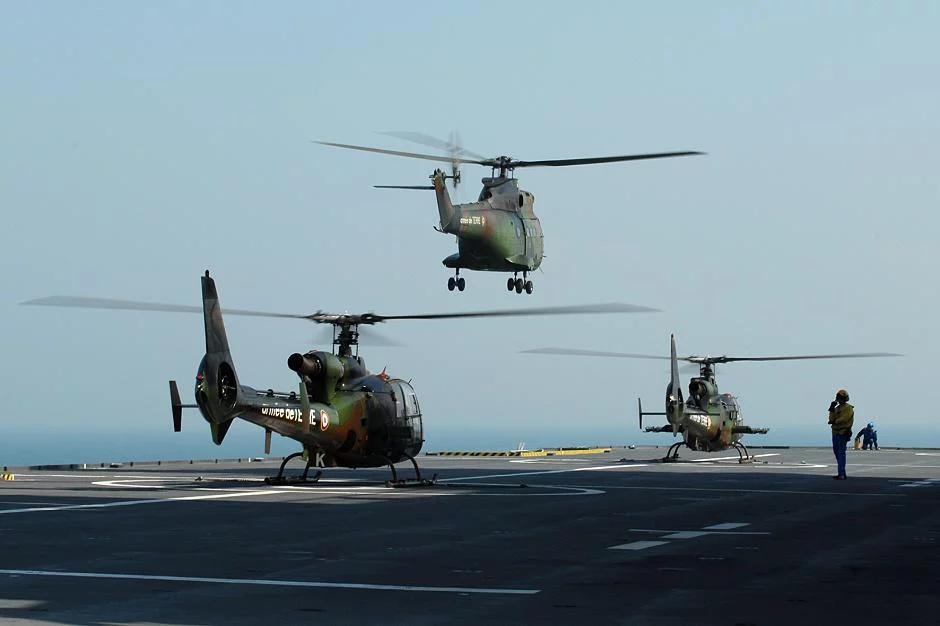 Hélicoptères de l'ALAT se posant sur le Tonnerre