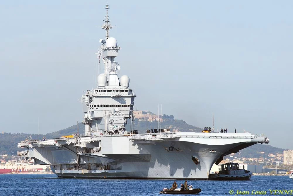 Le porte-avions Charles de Gaulle change de quai