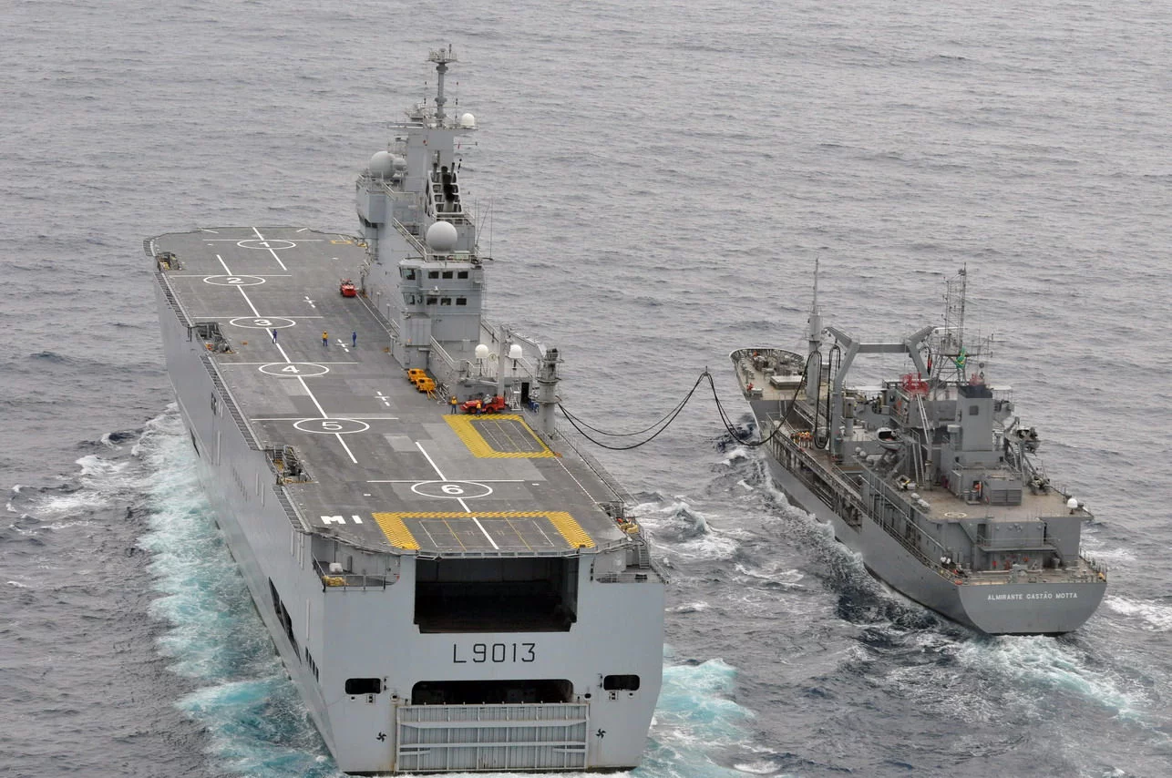 Le BPC ‘Mistral’ se ravitaille auprès du pétrolier brésilien Gastão Motta