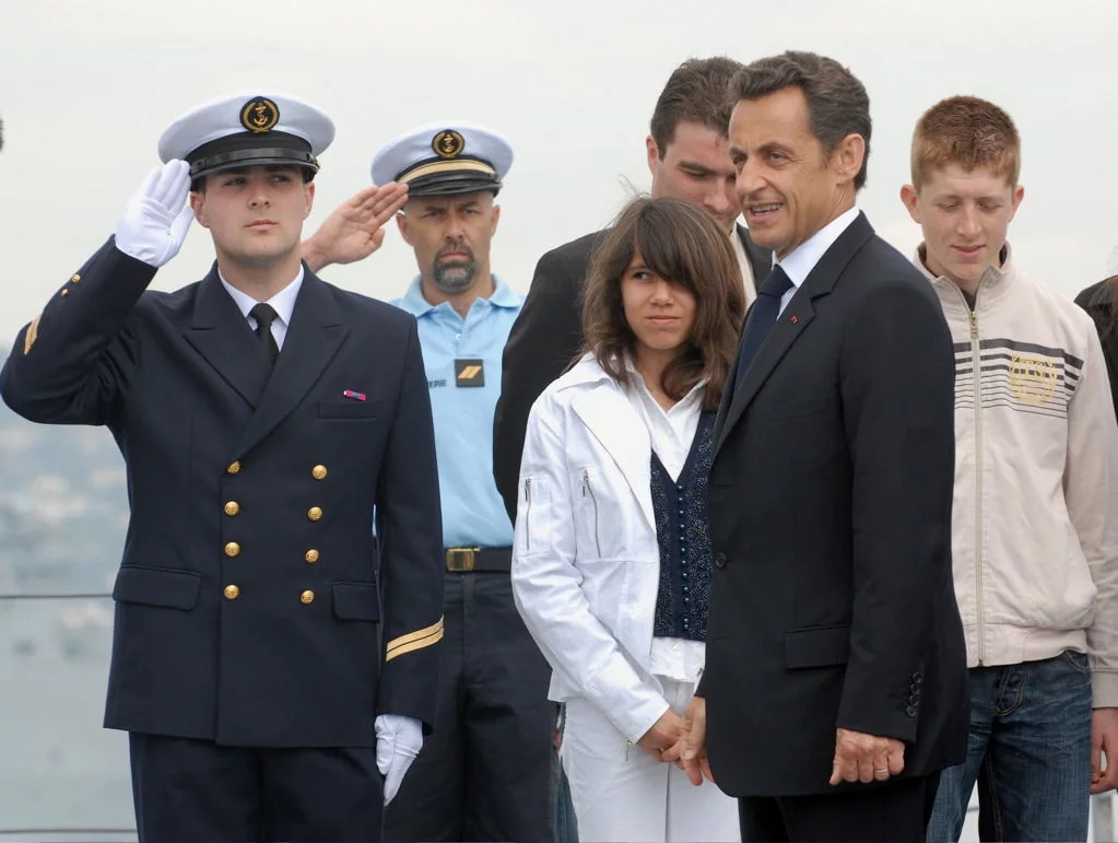 Le président salue les écoliers