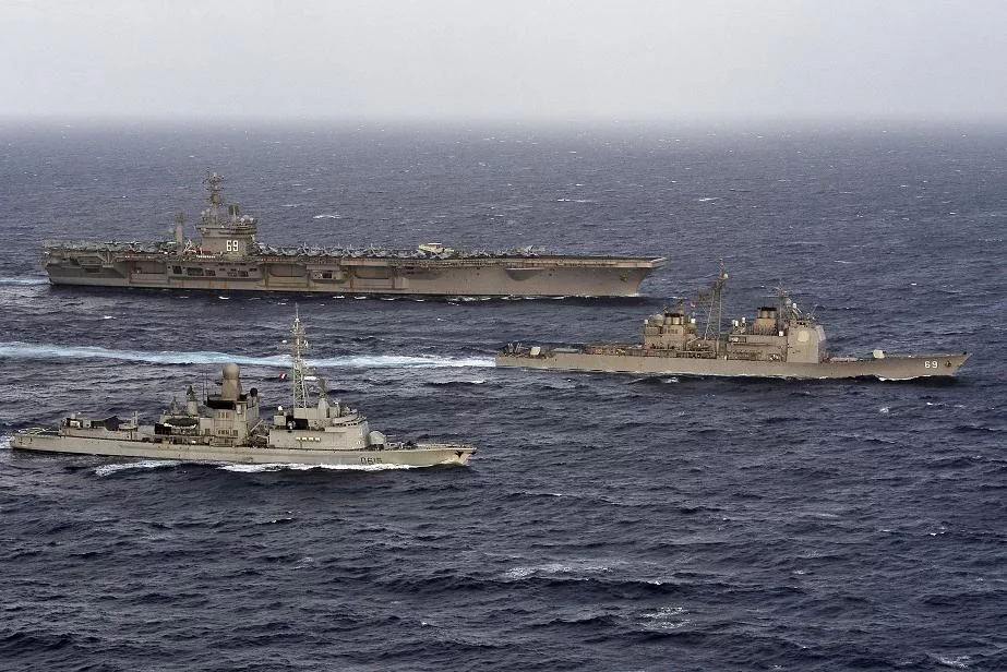 La frégate Jean Bart accompagne le porte-avions Eisenhower