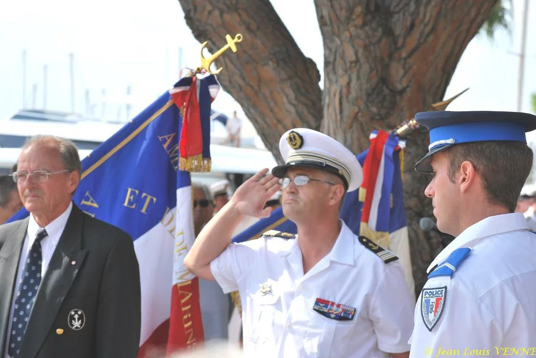 Dépôt d'une gerbe au monument aux morts