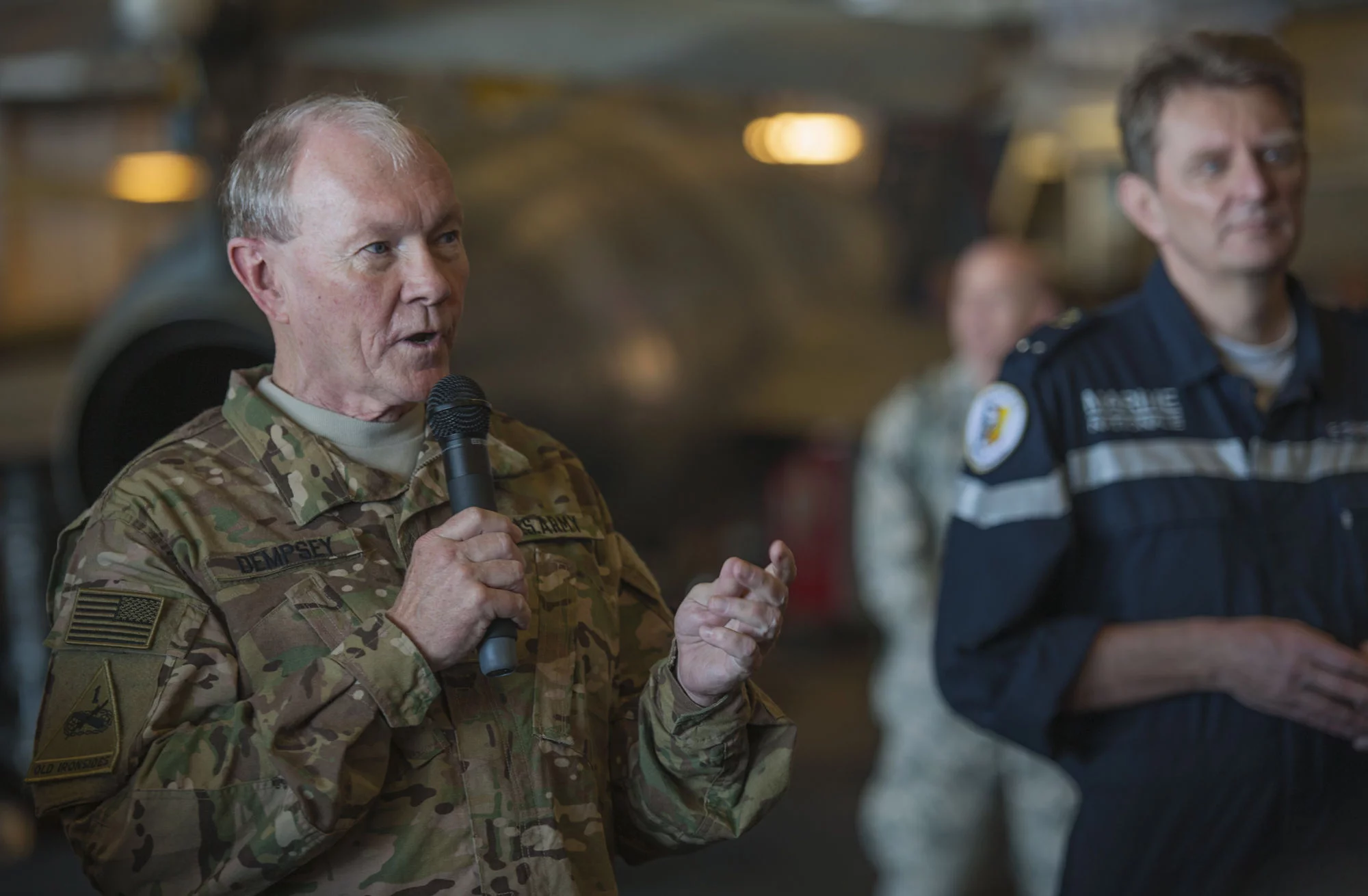 Le général Martin Dempsey, chef d'état-major des armées américaines, s'adresse aux marins français dans le hangar du Charles de Gaulle