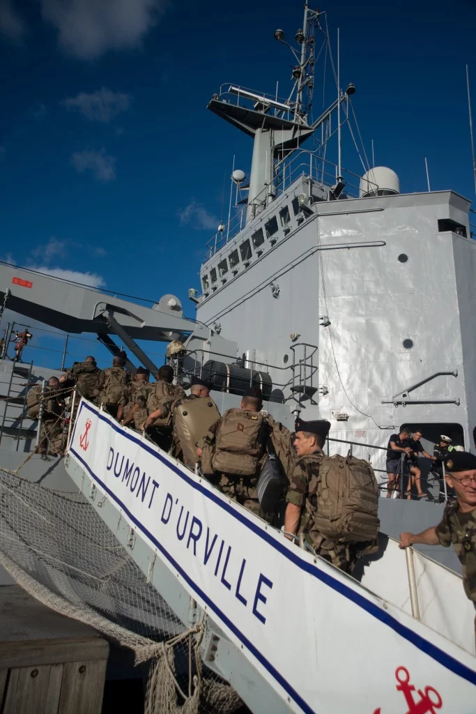 Le 33e régiment d’infanterie de Marine (RIMa) embarque sur le Dumont d'Urville