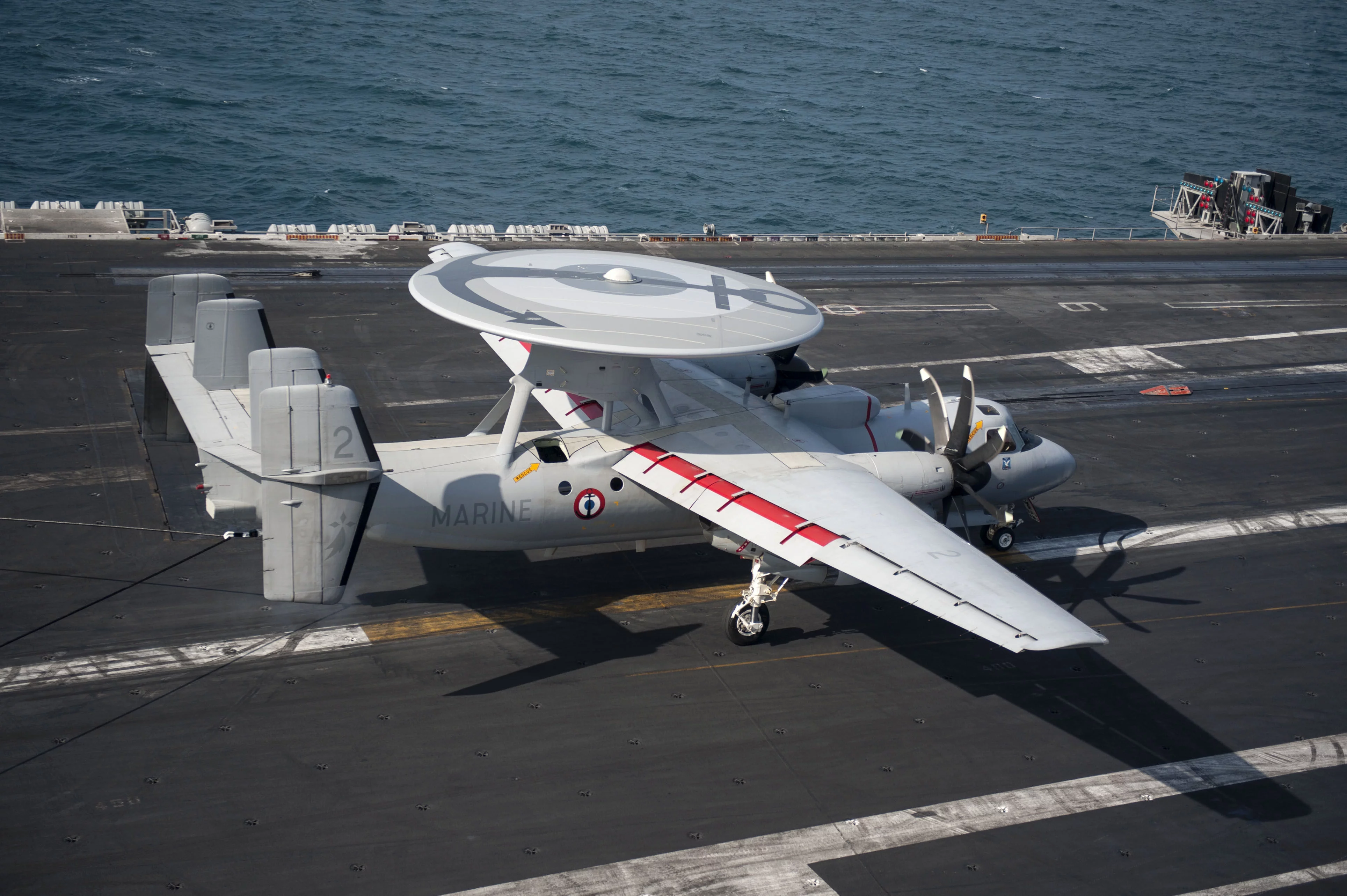 Un E2-C Hawkeye apponte sur l’USS Harry S. Truman