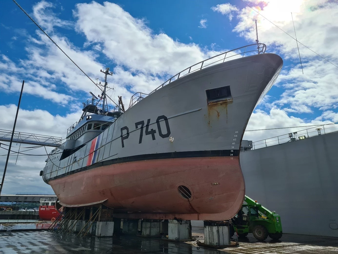 Le patrouilleur Fulmar échoué sur un dock flottant