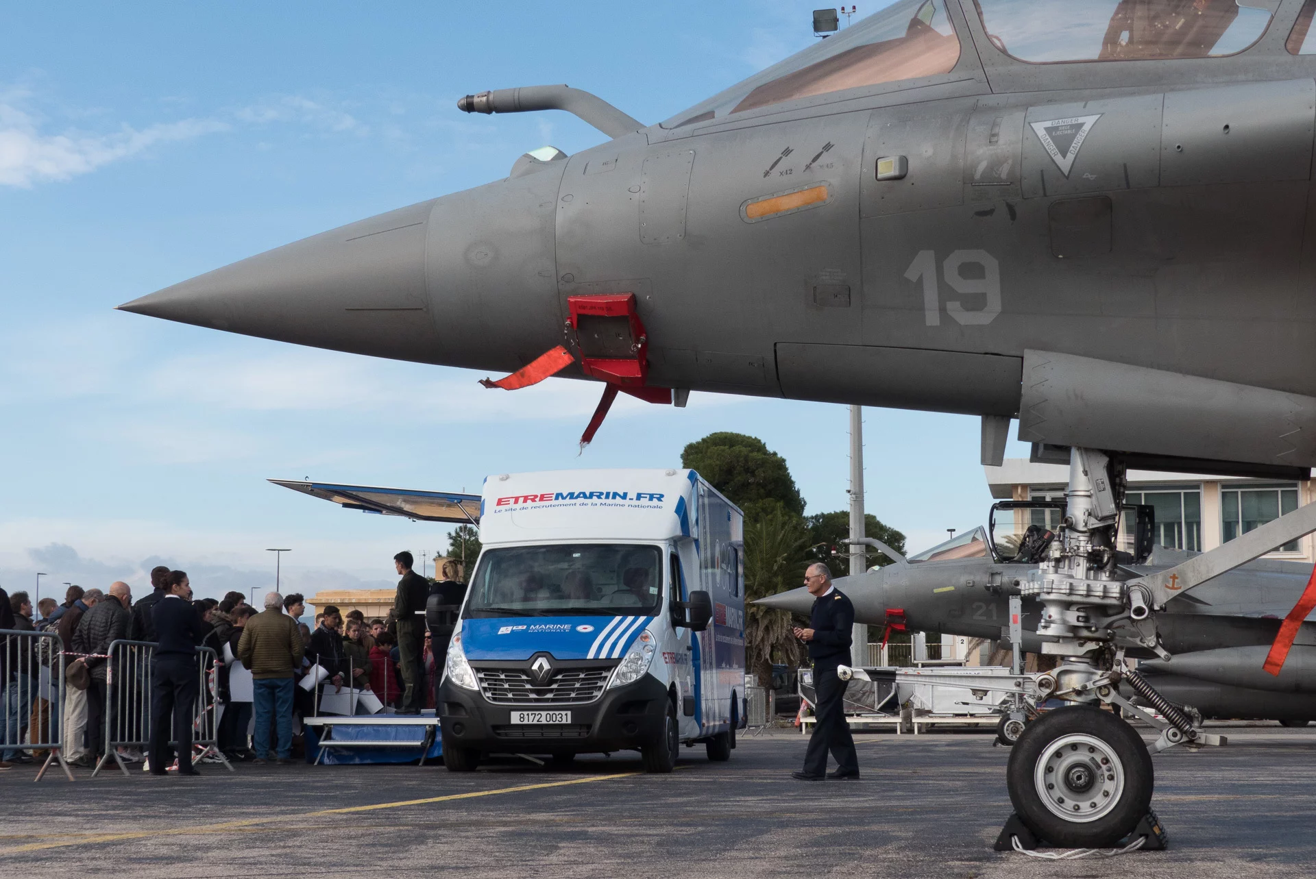 Deux chasseurs Rafale Marine sur le tarmac de l'aéroport de Perpignan