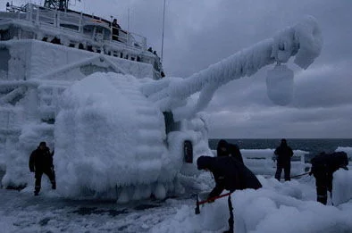 La tourelle du La Motte-Picquet prise dans les glaces
