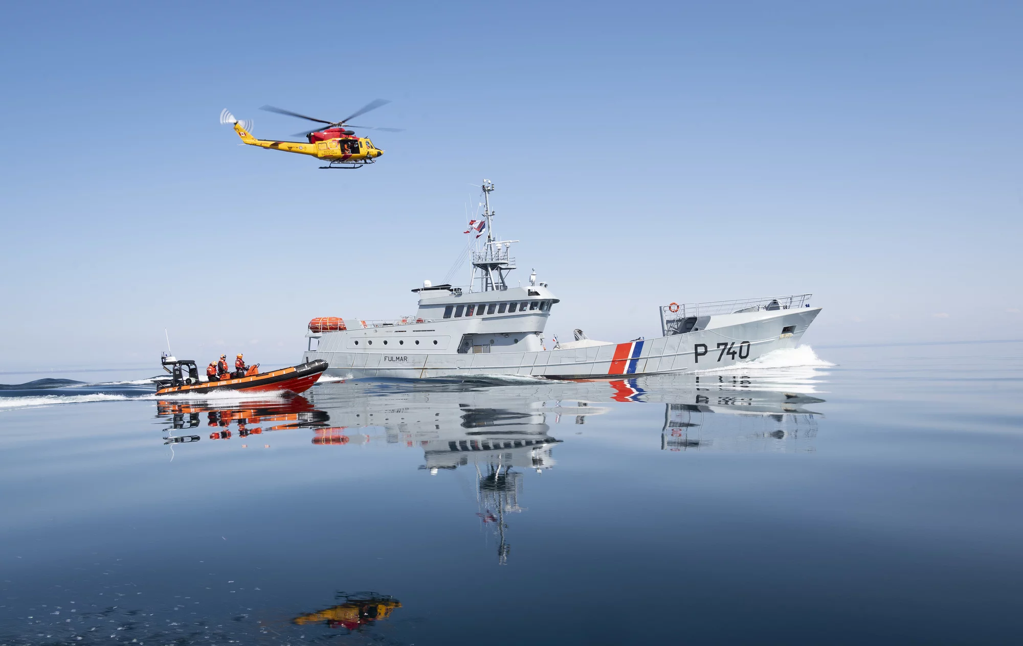 Le patrouilleur Fulmar participe à un exercice de sauvetage sur le lac Ontario (Canada)
