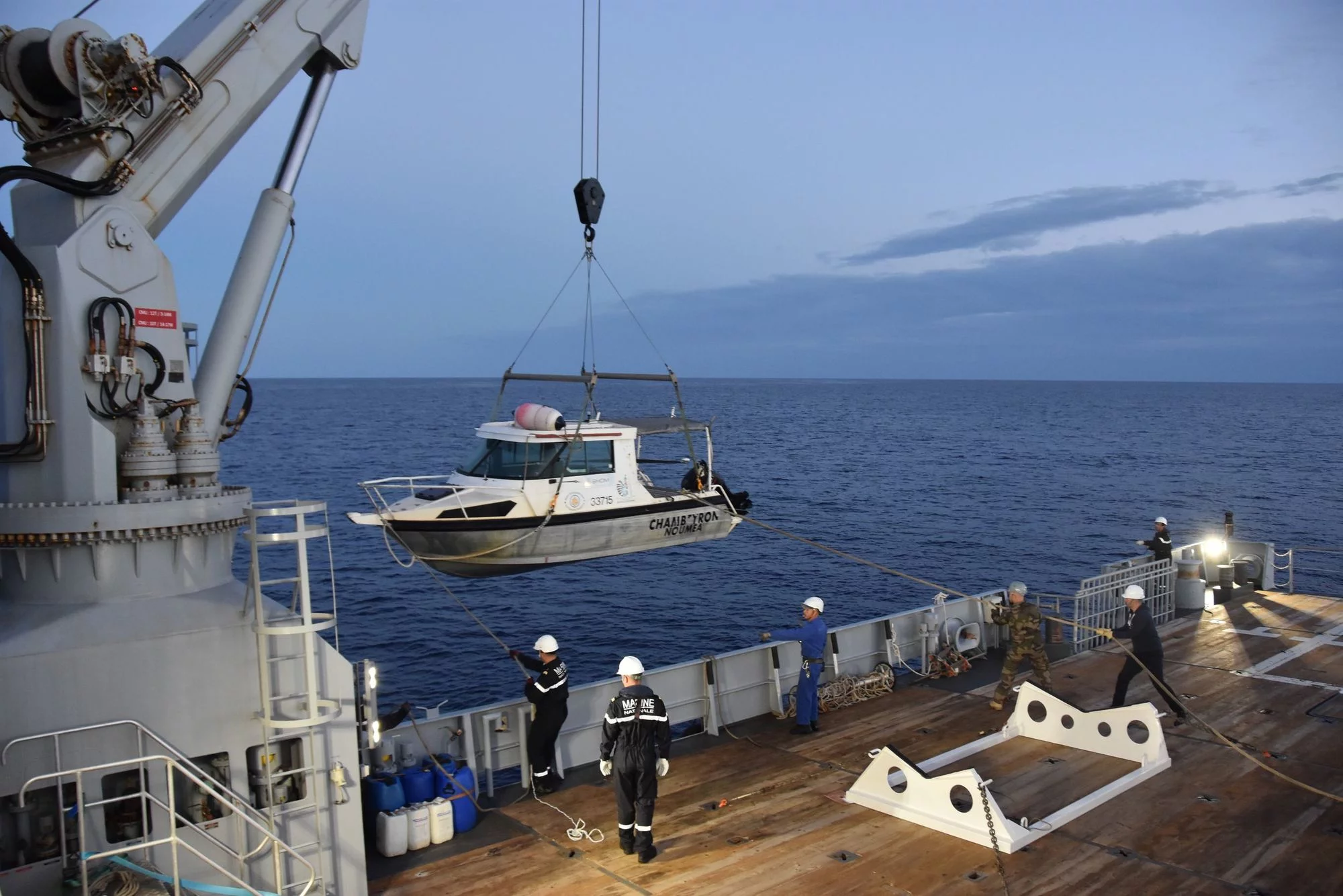 Le B2M D'Entrecasteaux décharge une vedette hydrographique