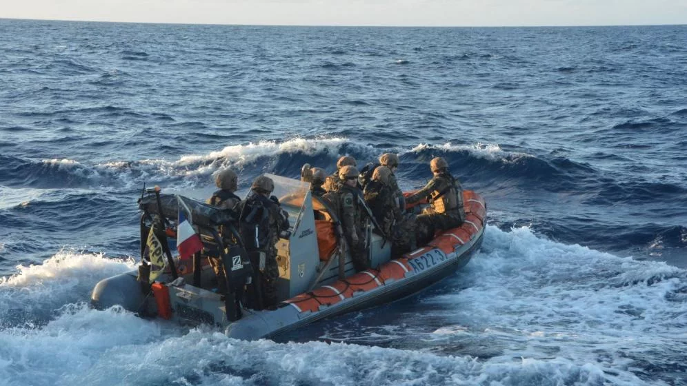 L'équipe de visite du Bougainville se dirige vers un bateau de pêche à contrôler