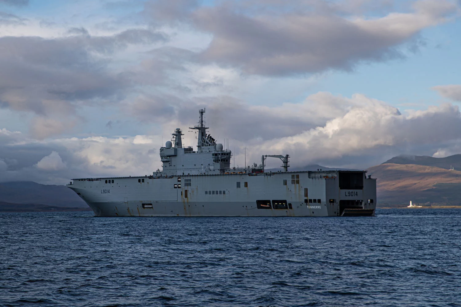 Le porte-hélicoptères amphibie Tonnerre