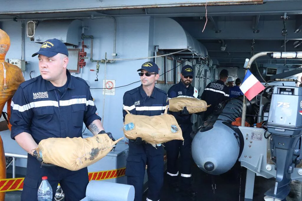 La frégate Floréal intercepte 7,4 tonnes de cannabis