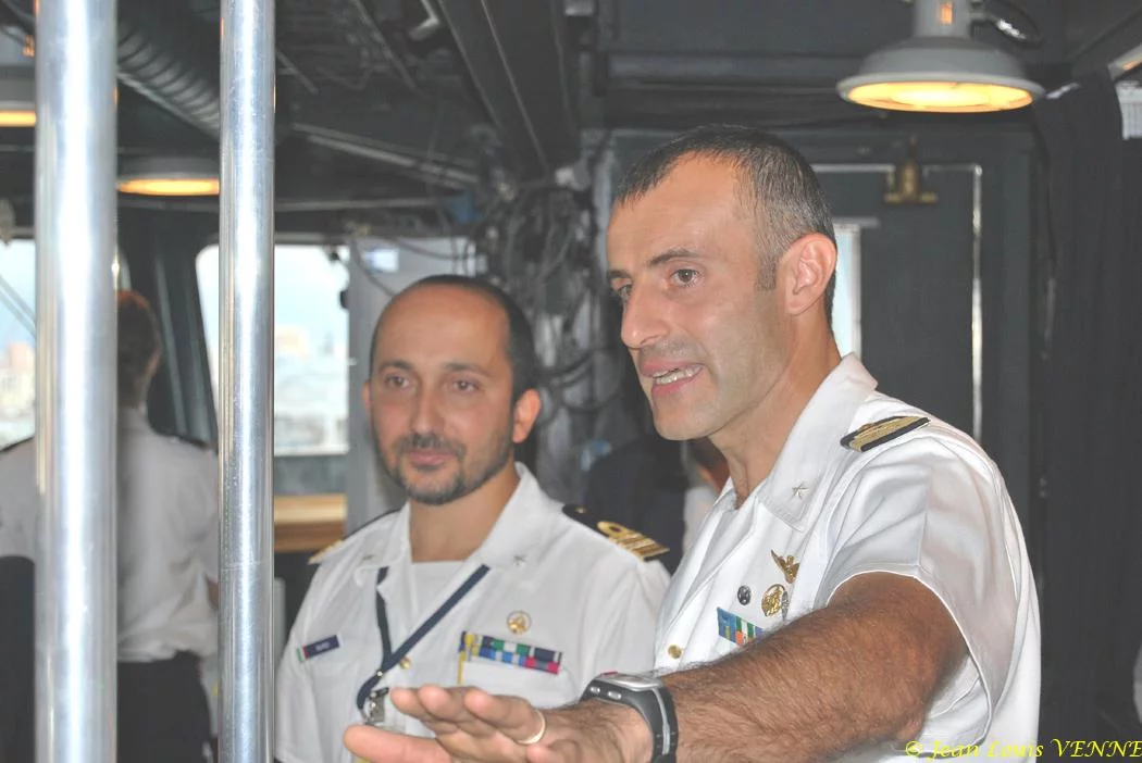 Le commandant en second de l'Etna présente la passerelle