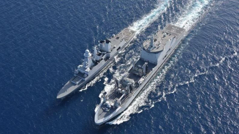 La frégate Forbin se ravitaille auprès du nouveau bâtiment ravitailleur de flotte italien Vulcano