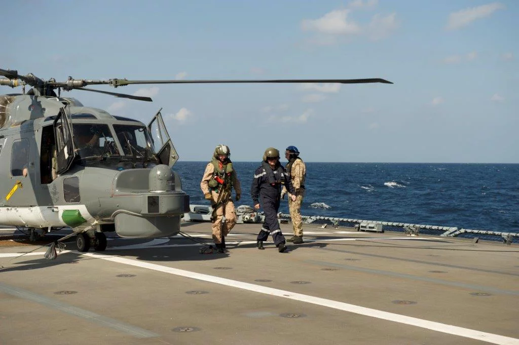 Le commandant de la force europénne Atalante arrive à bord de la frégate allemande Hessen 