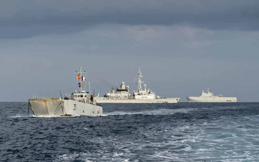 Le BPC Mistral débarque la relève du contingent à Beyrouth et Naqourah