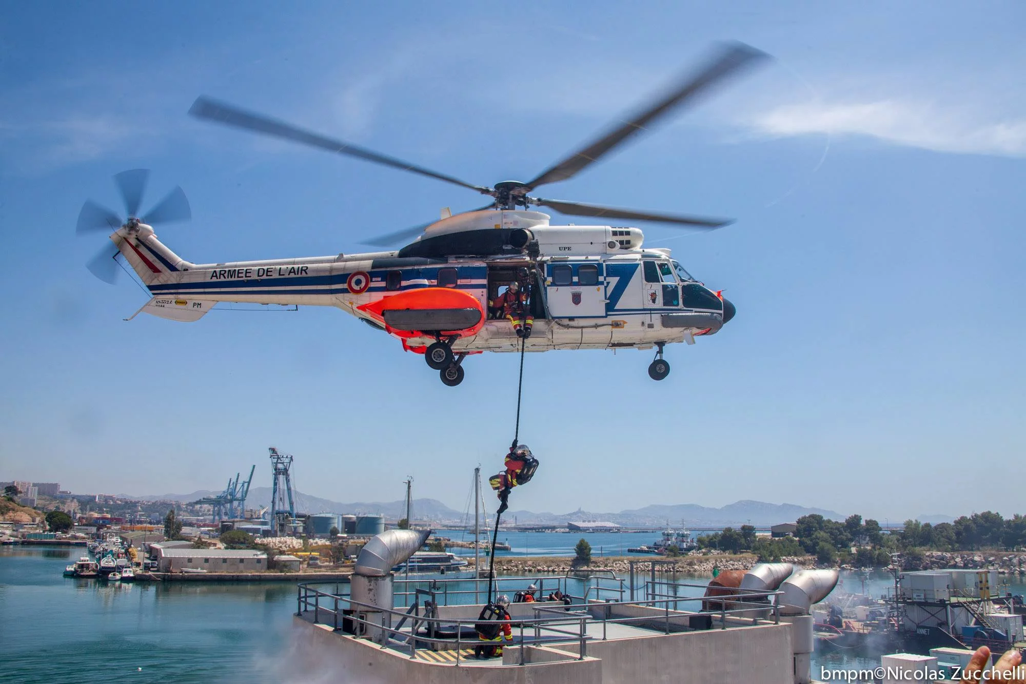 Les marins-pompiers sont déposés par hélicoptère sur le navire sinistré