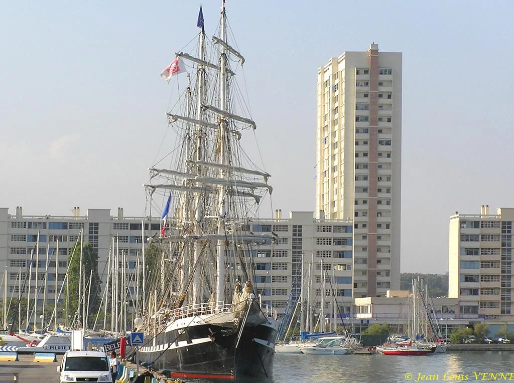 Le Bélem change de quai