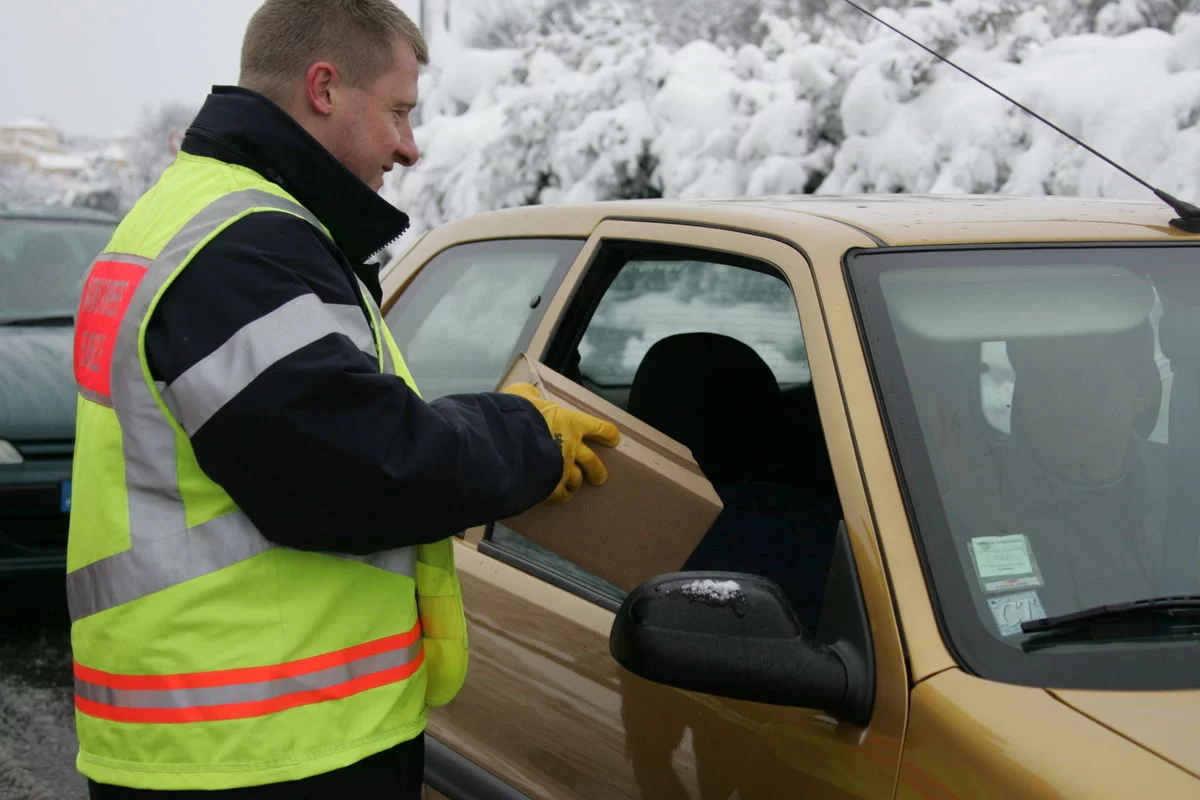 Distribution de vivres sur l'A7 par les marins-pompiers