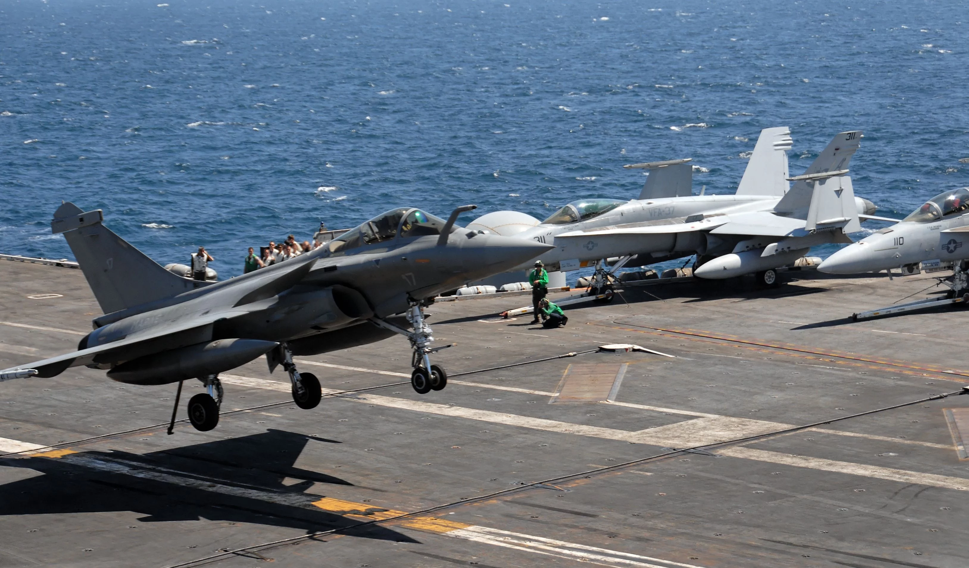 Un Rafale apponte sur le porte-avions USS Truman