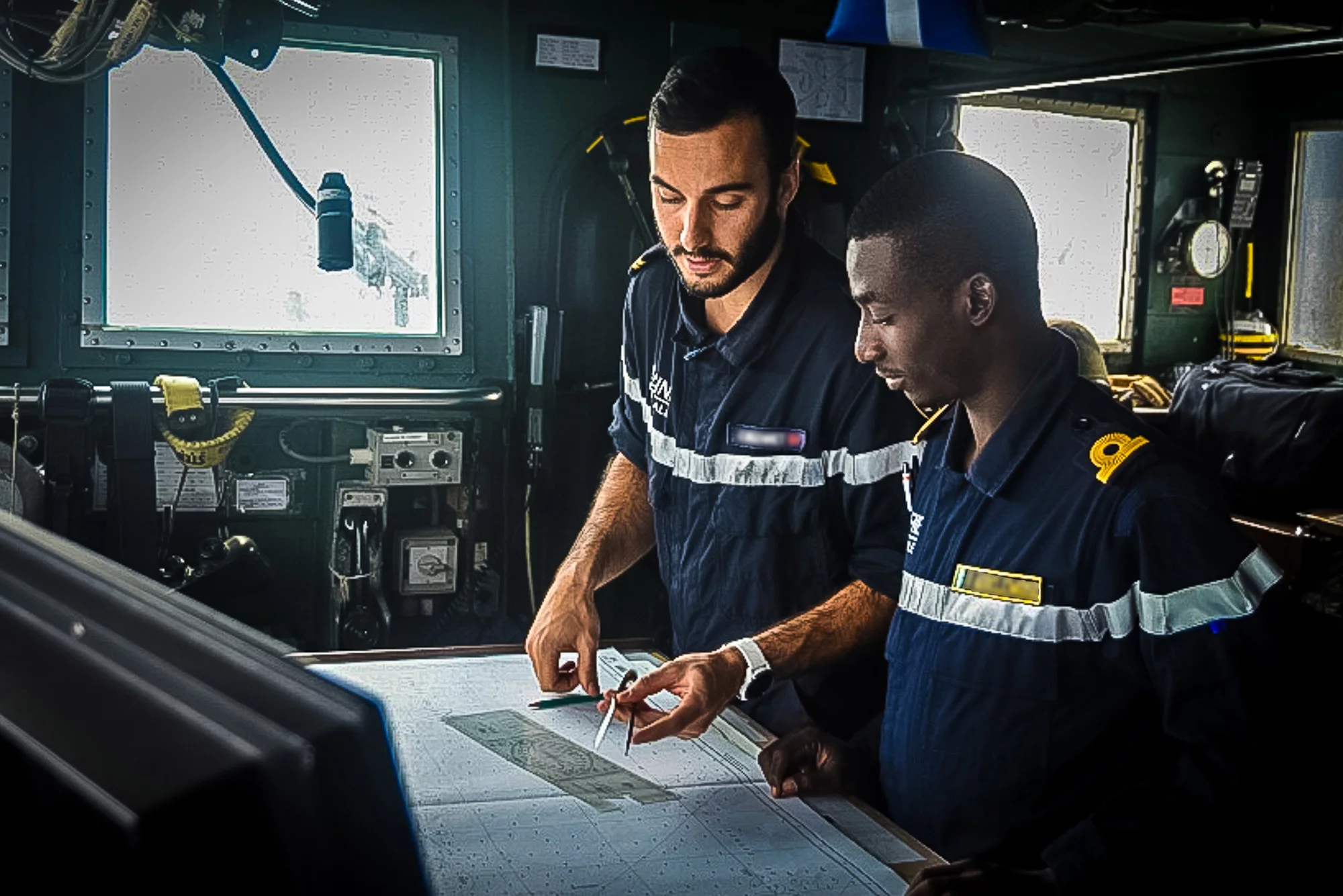 L’enseigne de vaisseau Tossé, de la marine nigériane, en passerelle du Cdt Bouan