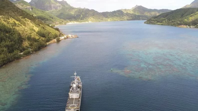 La frégate Prairial dans le chenal de Rapa