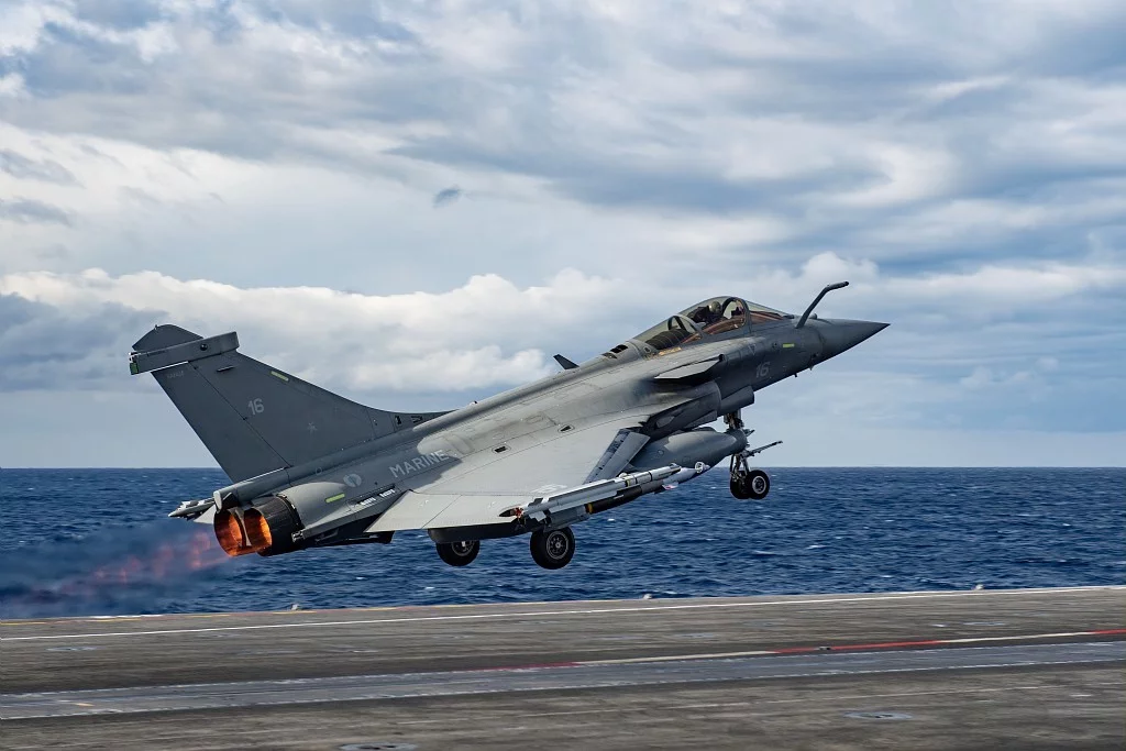 Un chasseur Rafale Marine décolle du Charles de Gaulle