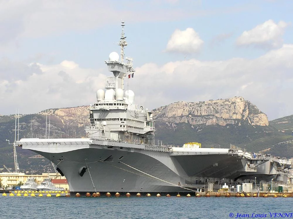 Le porte-avions Charles de Gaulle après son retournement