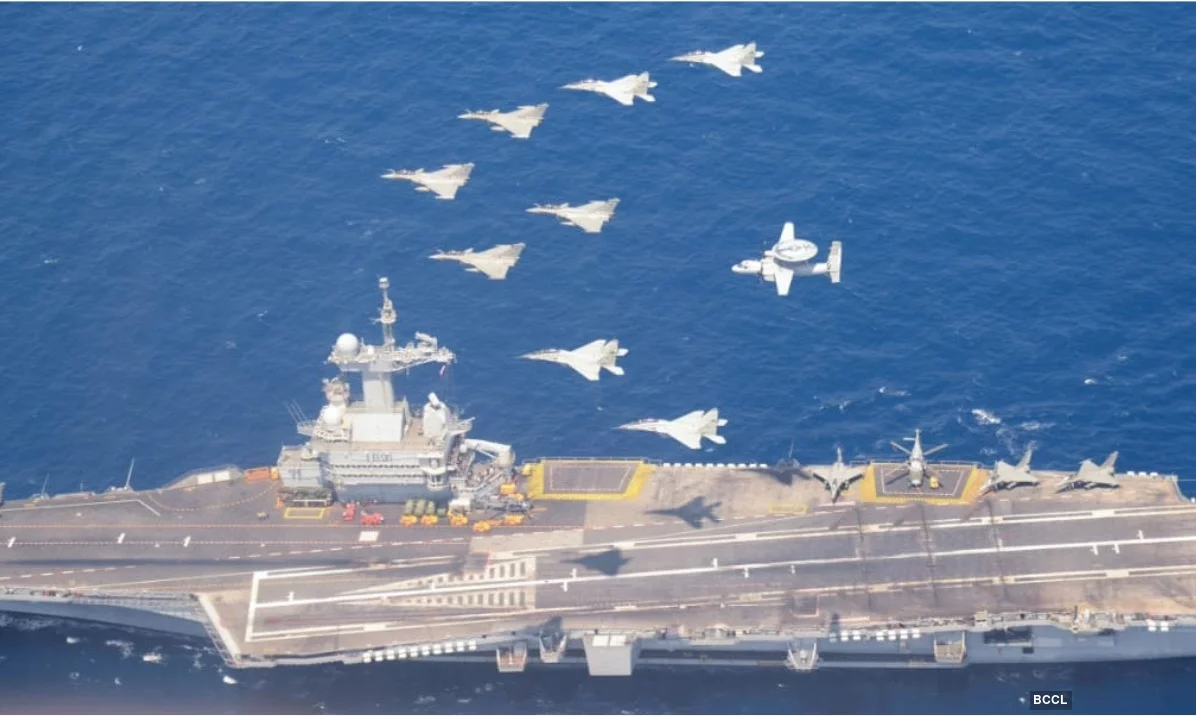 Les bâtiments sont survolés par des avions des 2 marines