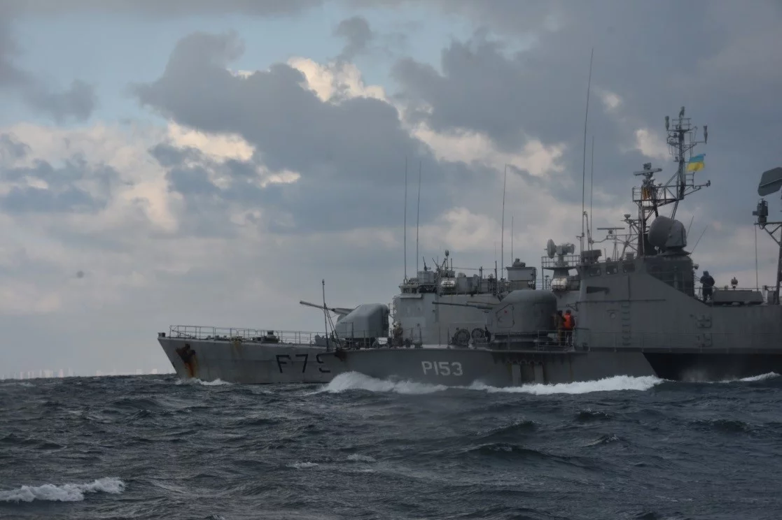 Le Cdt Birot et la corvette ukrainienne Priluki