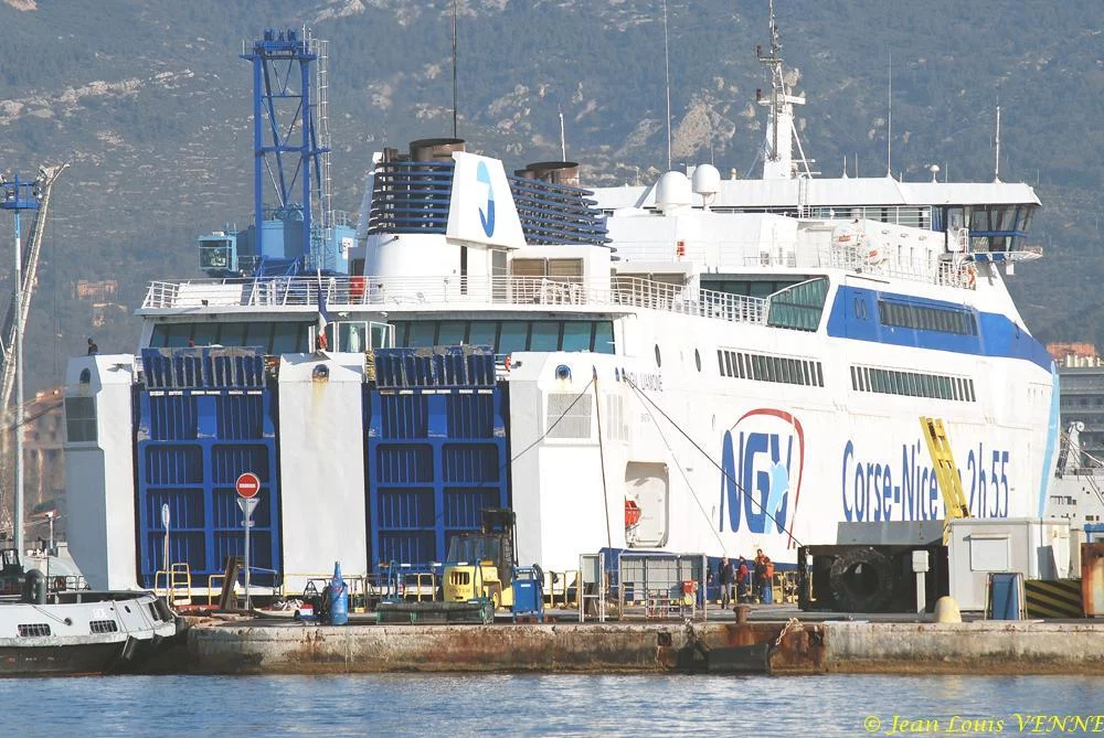 Le Liamone entre dans un bassin de DCNS à Toulon