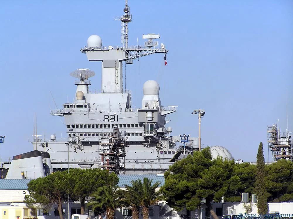 Le Charles de Gaulle entre au bassin