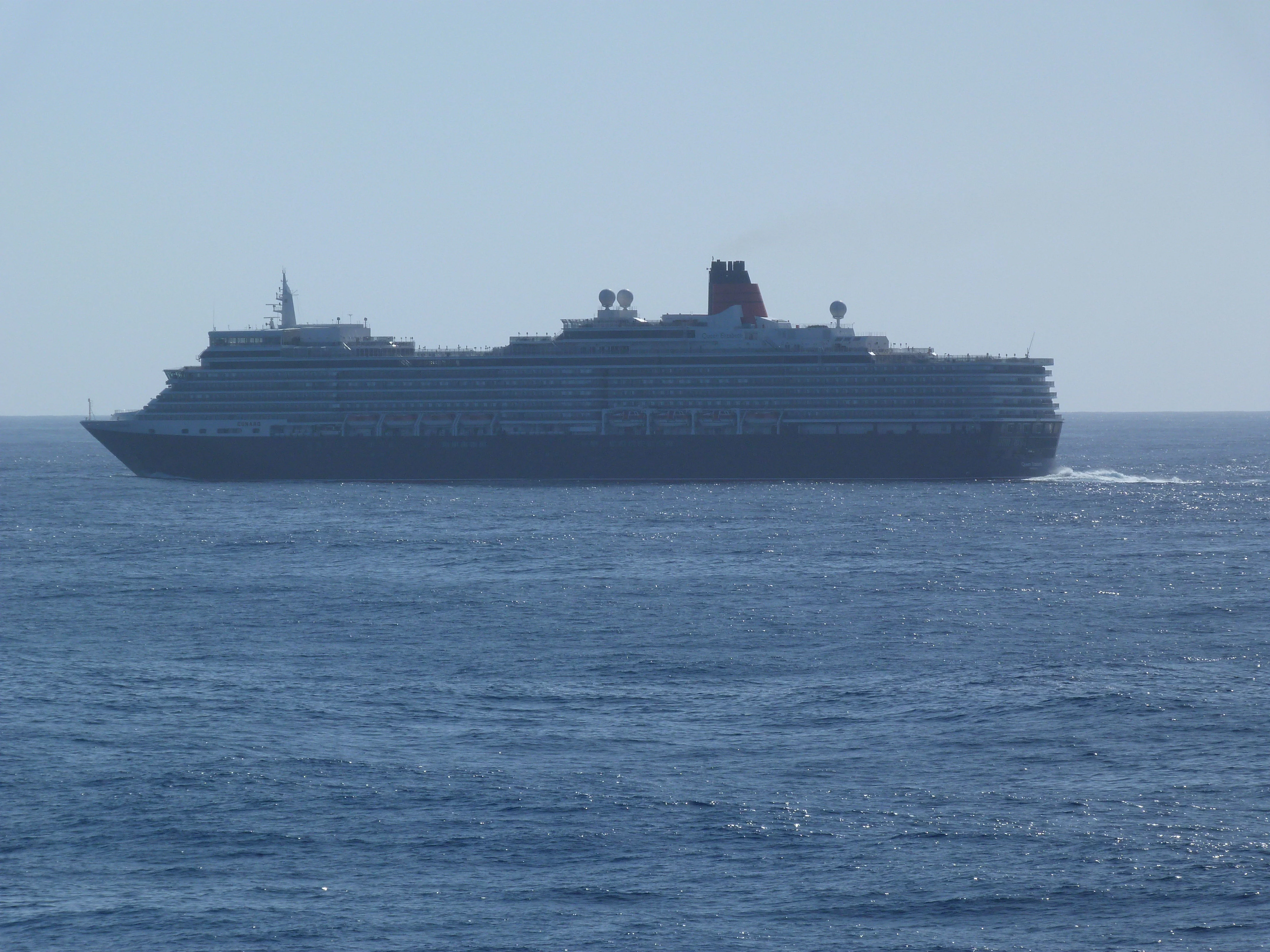 Le BPC Dixmude croise l’un des plus gros paquebots du monde