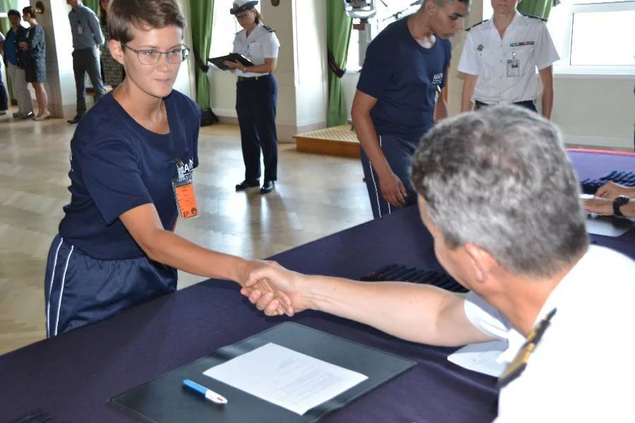 Une élève de l'école des mousses signe son contrat d'engagement