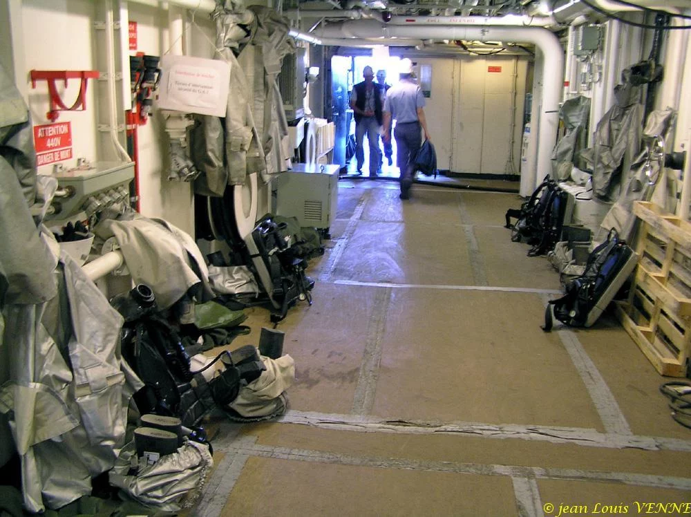 Une coursive du Charles de Gaulle