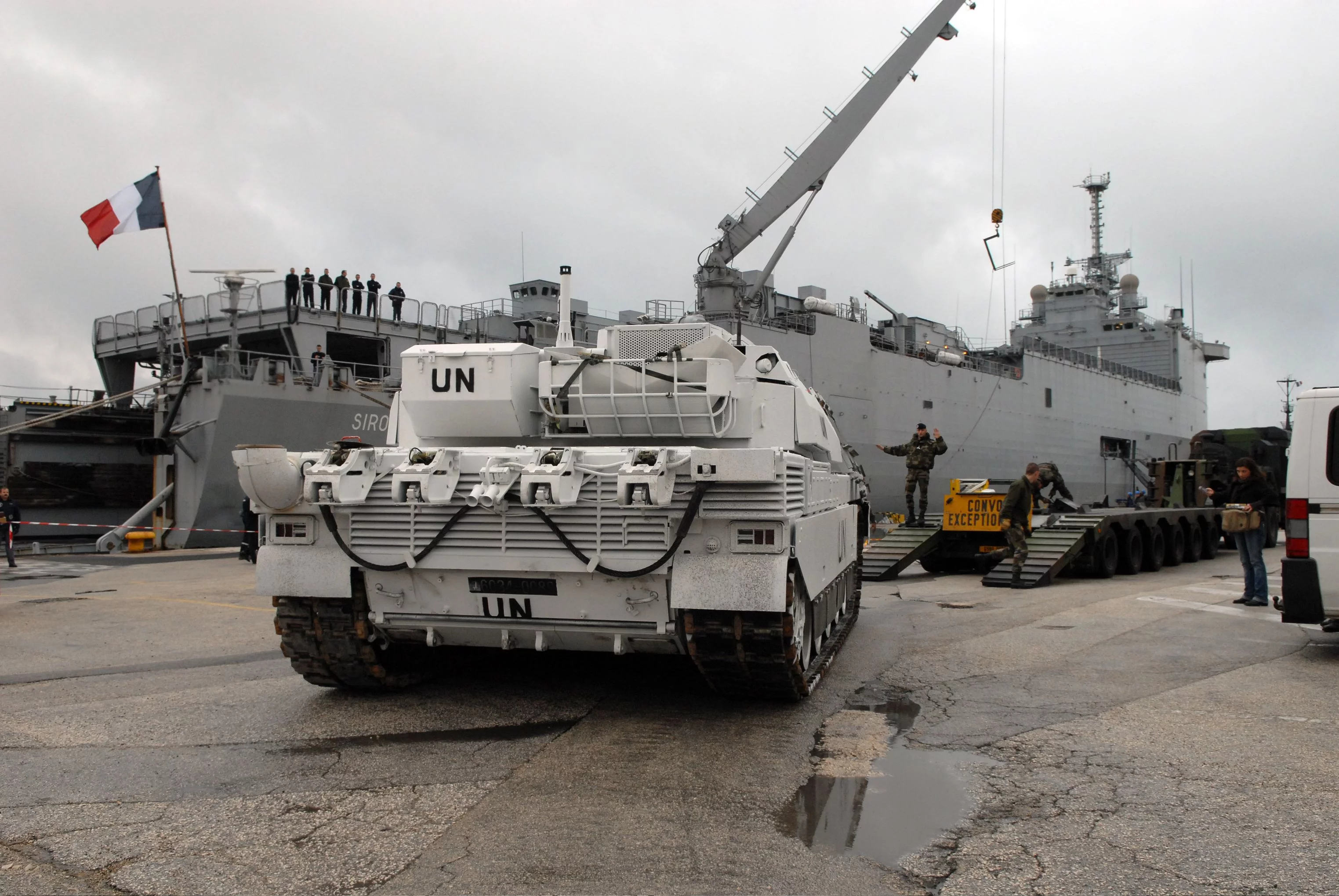 Un char Leclerc aux couleurs de l'ONU devant le Siroco