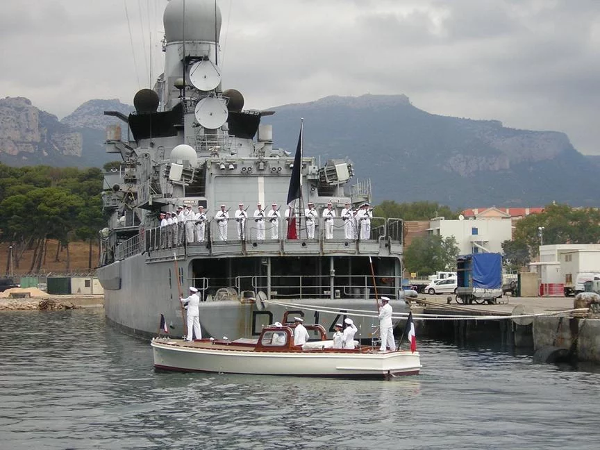ALFAN, à bord de sa vedette, arrive sur le Mistral