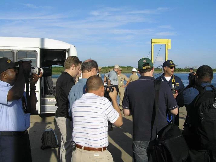 Le Capt. Litherland accueille les médias.