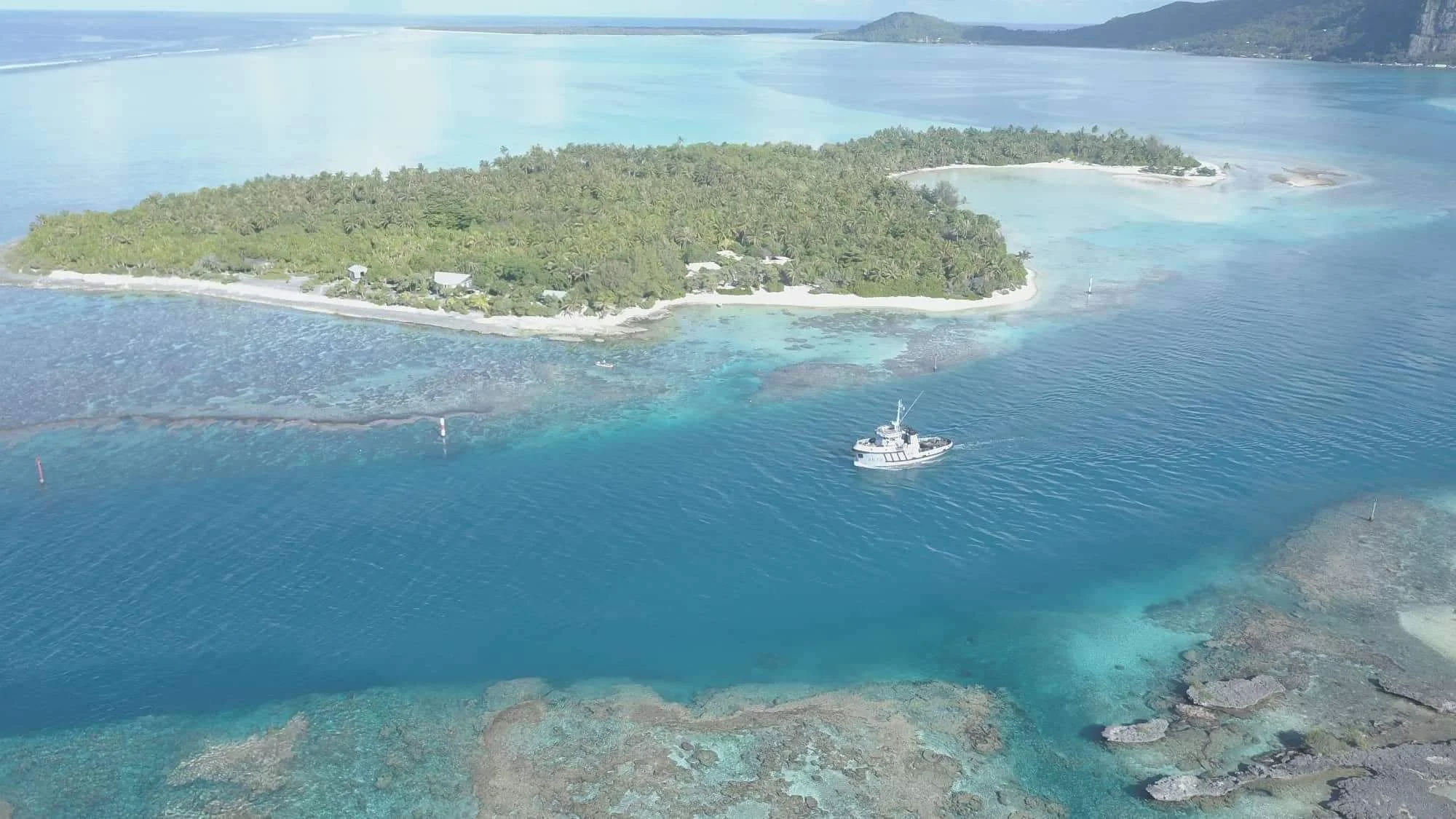 Le remorqueur Manini dans la passe Onoiau de Maupiti
