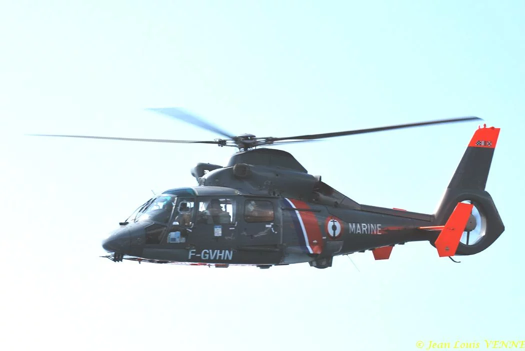 L'hélicoptère Dauphin de service public survole la rade de Bandol