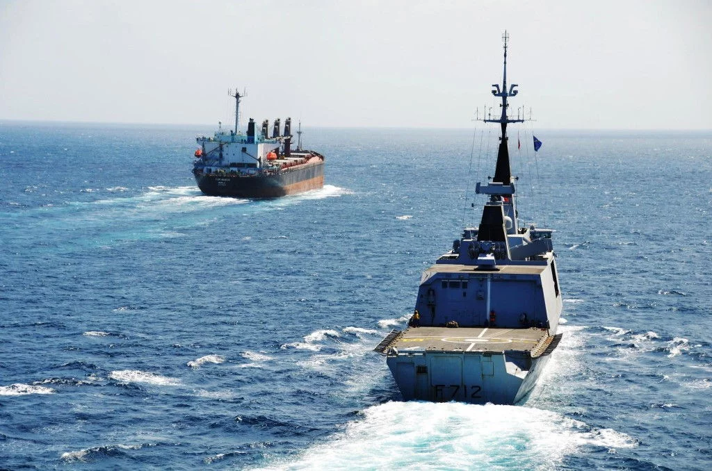 La frégate Courbet escorte un navire chargé de nourriture pour la population somalienne