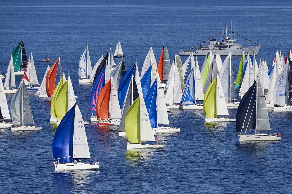 Le bâtiment-école Chacal donne le départ du 10è tour de Belle-Ile